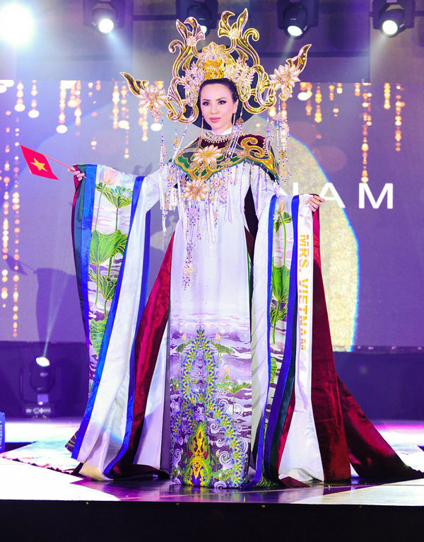 Đại diện Việt Nam thắng giải "Hoa hậu mặc trang phục dân tộc đẹp nhất" tại Mrs Universe 2018 - Ảnh 2