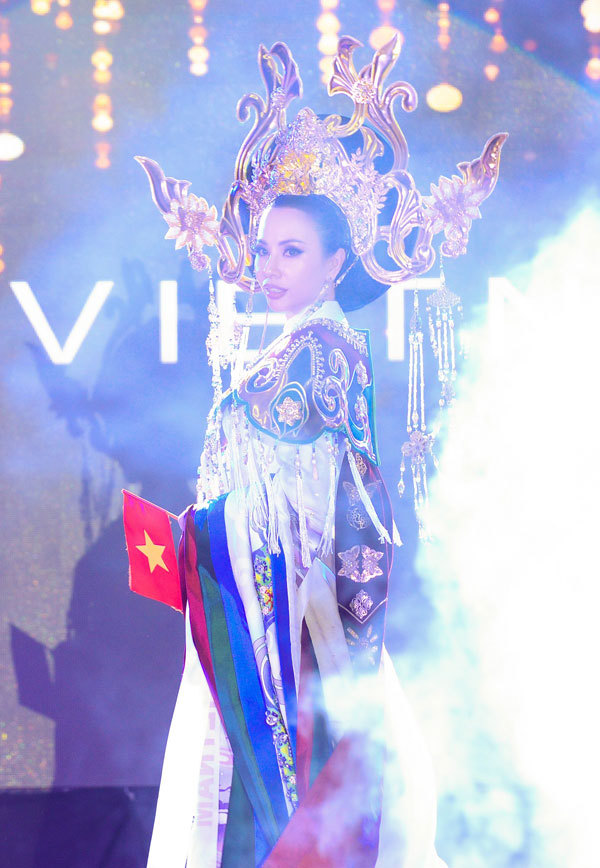 Đại diện Việt Nam thắng giải "Hoa hậu mặc trang phục dân tộc đẹp nhất" tại Mrs Universe 2018 - Ảnh 4