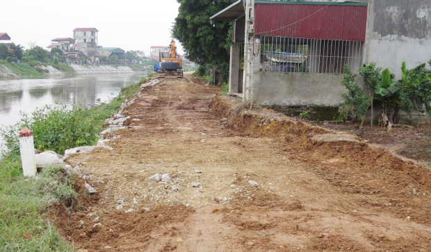 Sạt lở đê hữu sông Lương và đường giao thông xã Bạch Hạ, Huyện Phú Xuyên:  Khẩn trương khắc phục sự cố - Ảnh 1