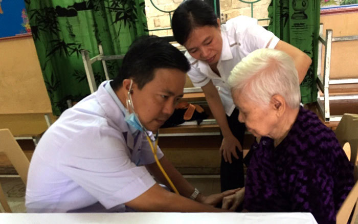 Bộ Y tế với trường Đại học Y dược TP Hồ Chí Minh khám bệnh miễn phí cho bà con vùng lũ - Ảnh 2