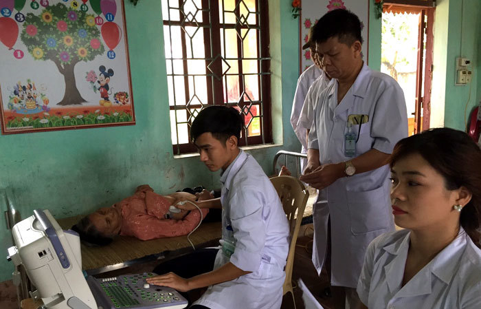 Bộ Y tế với trường Đại học Y dược TP Hồ Chí Minh khám bệnh miễn phí cho bà con vùng lũ - Ảnh 3