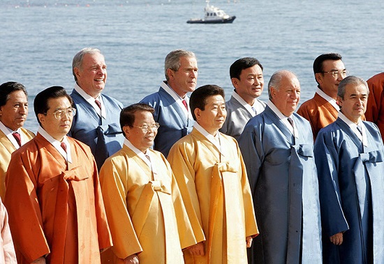 Trang phục truyền thống của các nước chủ nhà APEC những năm qua - Ảnh 12