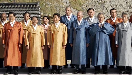 Trang phục truyền thống của các nước chủ nhà APEC những năm qua - Ảnh 11