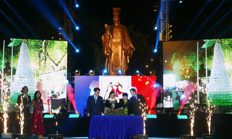 Chủ tịch UBND TP Hà Nội, Đại sứ Pháp cùng thắp sáng "Cây thông lời hứa" - Ảnh 1