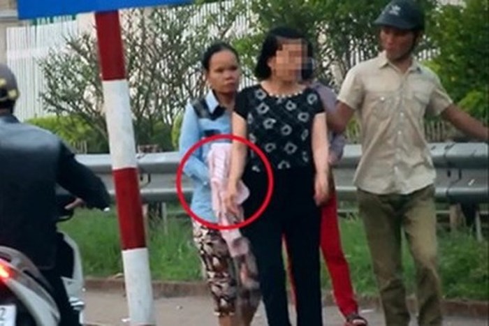 Hà Nội: Vừa móc túi trước Bệnh viện Bạch Mai, “nữ quái” bị cảnh sát tóm gọn - Ảnh 1
