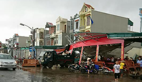 Lốc xoáy tốc mái nhiều căn nhà, cuốn bay ô tô xuống ruộng - Ảnh 2