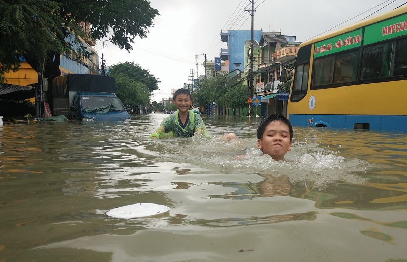 [Ảnh] Trận lụt 20 năm mới tái hiện tại Tam Kỳ, Quảng Nam - Ảnh 8