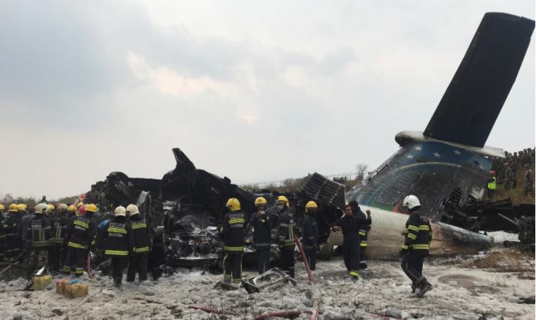 Hiện trường bốc khói vụ máy bay chở 71 người rơi ở Nepal - Ảnh 1