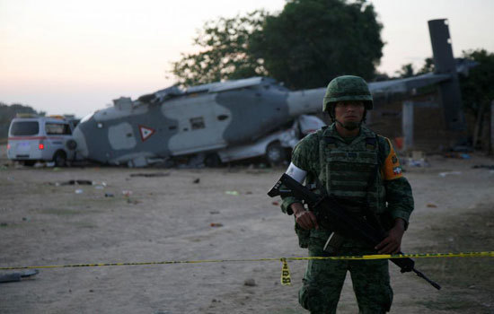 Rơi trực thăng chở quan chức Mexico thị sát động đất, 13 người dưới đất thiệt mạng - Ảnh 1
