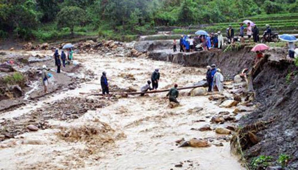 Huy động đồng loạt phương tiện tìm kiếm nạn nhân mất tích do mưa lũ tại Yên Bái - Ảnh 1