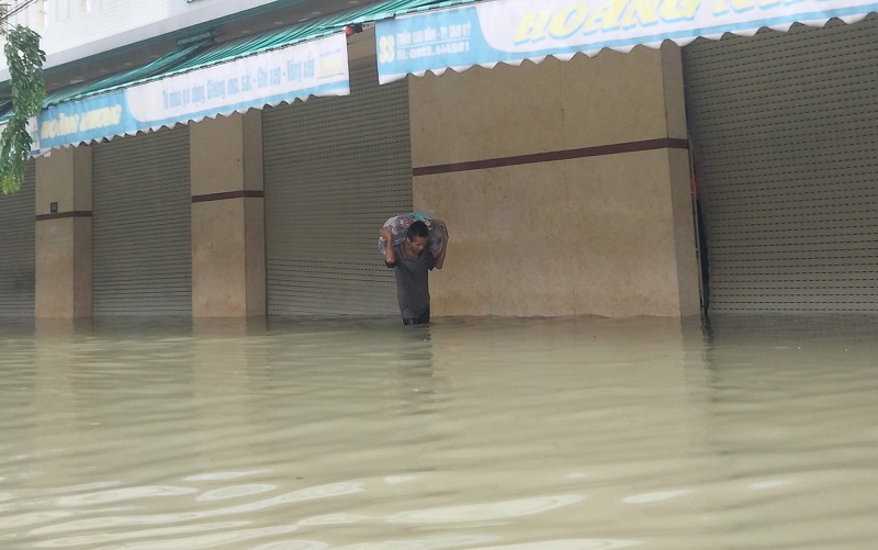 [Ảnh] Trận lụt 20 năm mới tái hiện tại Tam Kỳ, Quảng Nam - Ảnh 5