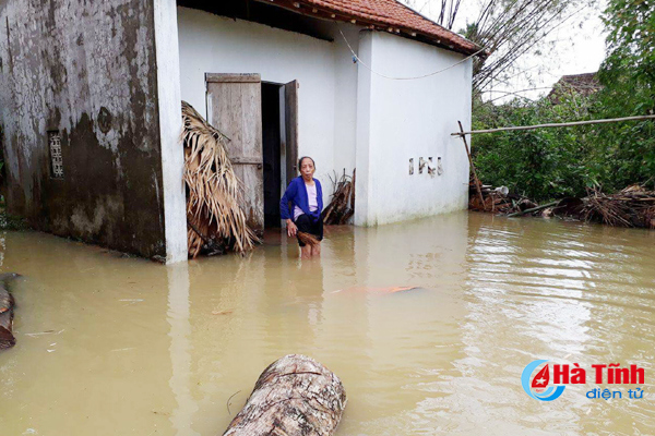 Áp thấp nhiệt đới vào miền Trung, hàng nghìn nhà dân chìm trong nước lũ - Ảnh 6
