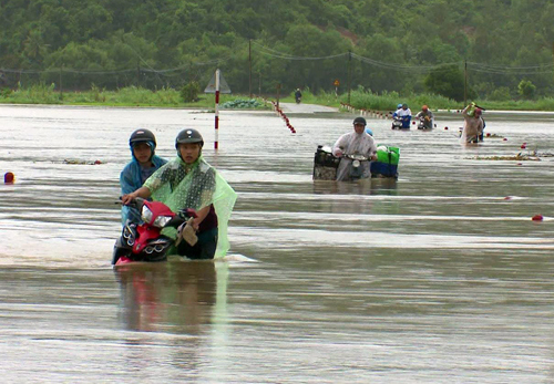 Nhiều địa phương ở Trung Bộ vẫn ngập sâu do mưa lũ - Ảnh 1