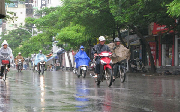 Hà Nội giảm mưa, miền Trung lại sắp đón bão - Ảnh 1