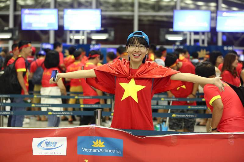 “Nóng” Tour cổ vũ đội tuyển Việt Nam tại trận chung kết lượt đi AFF Cup 2018 - Ảnh 3