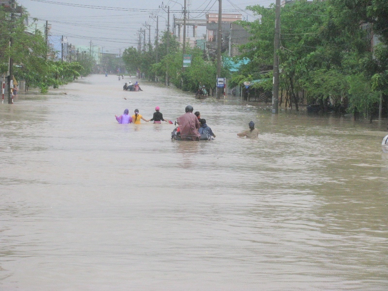 Nhiều địa phương ở Trung Bộ vẫn ngập sâu do mưa lũ - Ảnh 2