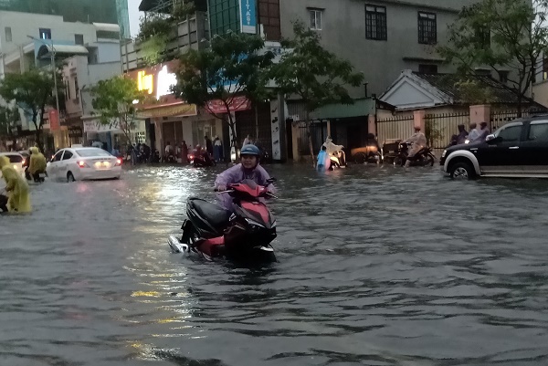 [Ảnh] Xe chết máy la liệt, thuyền bơi trên phố Đà Nẵng - Ảnh 6