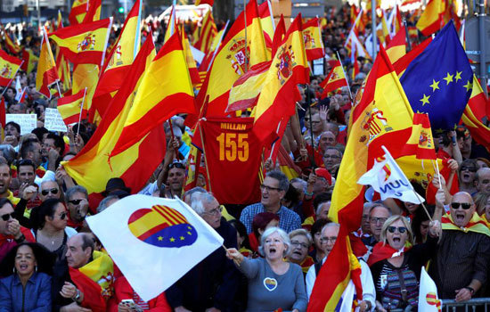 Hàng trăm nghìn người Tây Ban Nha tuần hành phản đối Catalonia tuyên bố độc lập - Ảnh 1