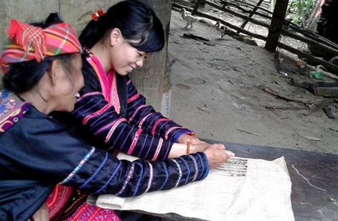 Nghệ thuật tạo hoa văn của người Mông hoa Điện Biên là di sản quốc gia - Ảnh 2
