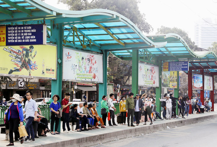 Hệ thống điểm dừng, nhà chờ xe buýt của Hà Nội: Đánh thức nguồn lực còn “ngủ say” - Ảnh 1