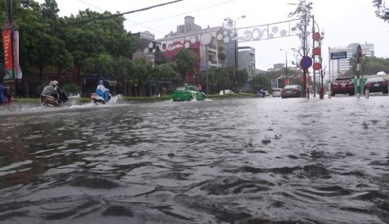 Áp thấp nhiệt đới vào miền Trung, hàng nghìn nhà dân chìm trong nước lũ - Ảnh 14