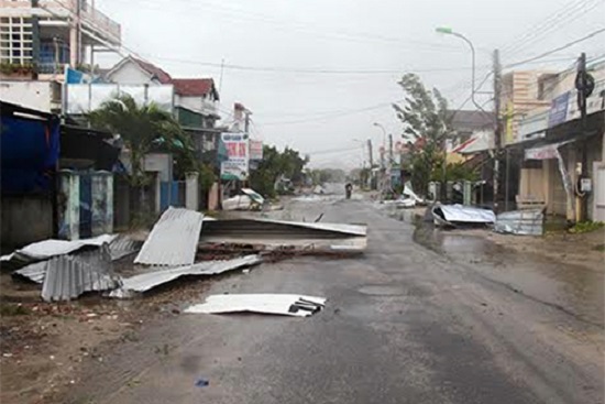 Các thành phố miền Trung ngổn ngang trong bão Damrey - Ảnh 13