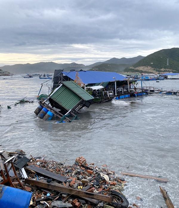 Khánh Hòa: Hơn trăm bè du lịch và nuôi tôm hùm bị ảnh hưởng bão Rai, thiệt hại khoảng 200 tỷ đồng - Ảnh 1