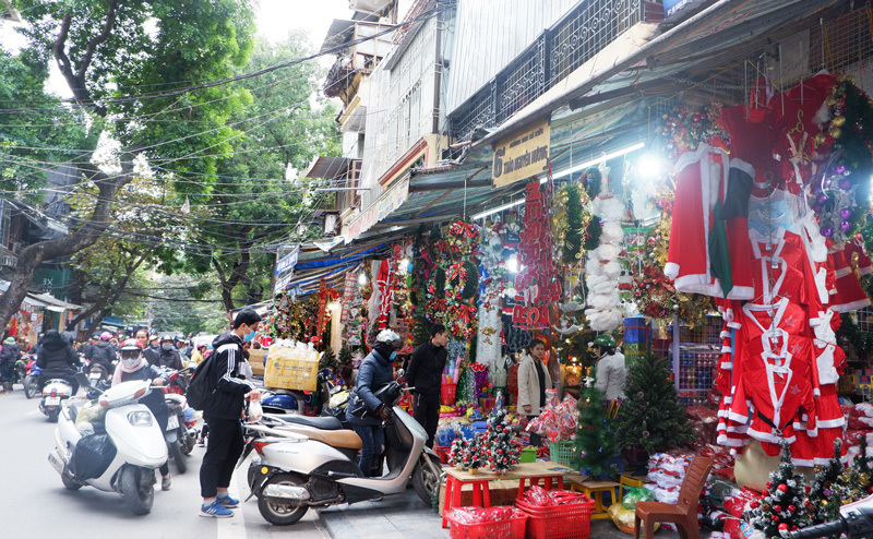 Nhộn nhịp chợ đồ Giáng sinh tại phố Hàng Mã - Ảnh 1
