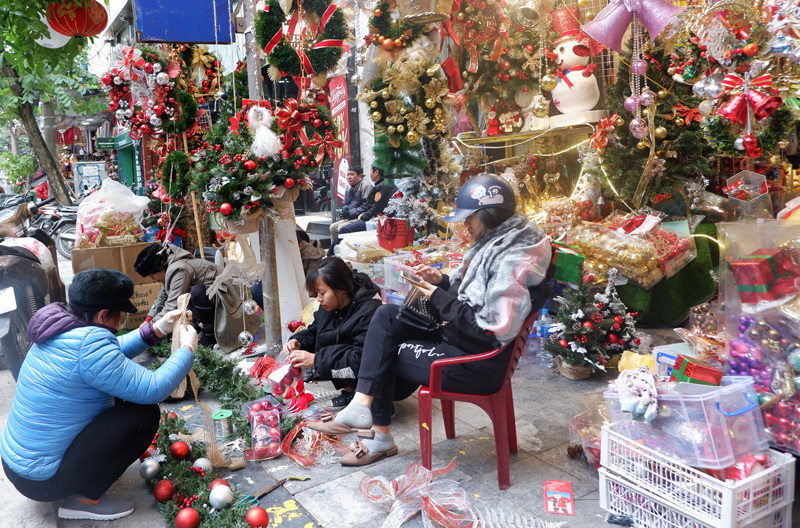 Nhộn nhịp chợ đồ Giáng sinh tại phố Hàng Mã - Ảnh 13
