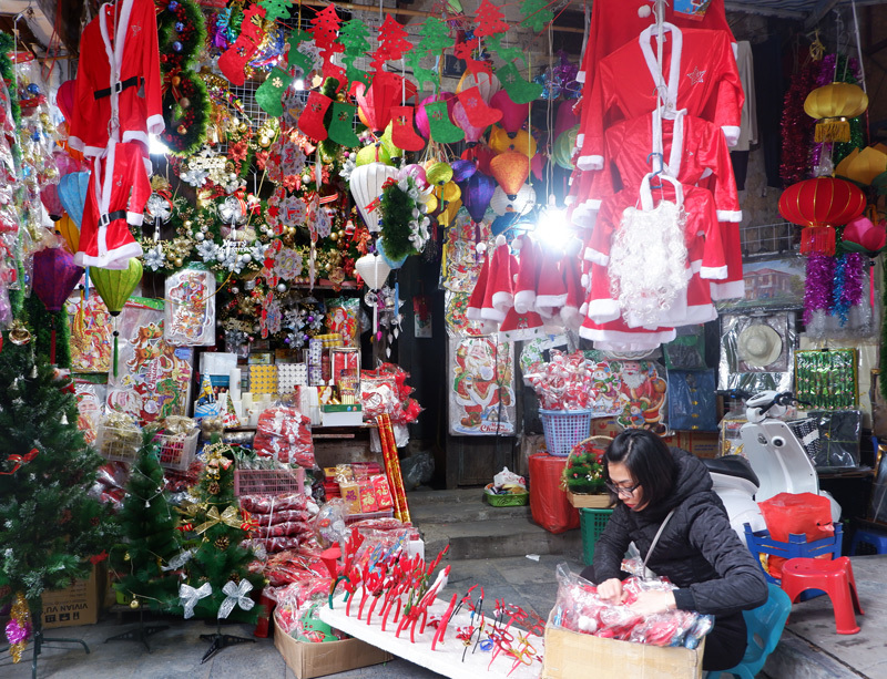 Nhộn nhịp chợ đồ Giáng sinh tại phố Hàng Mã - Ảnh 2