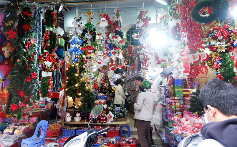Nhộn nhịp chợ đồ Giáng sinh tại phố Hàng Mã - Ảnh 5