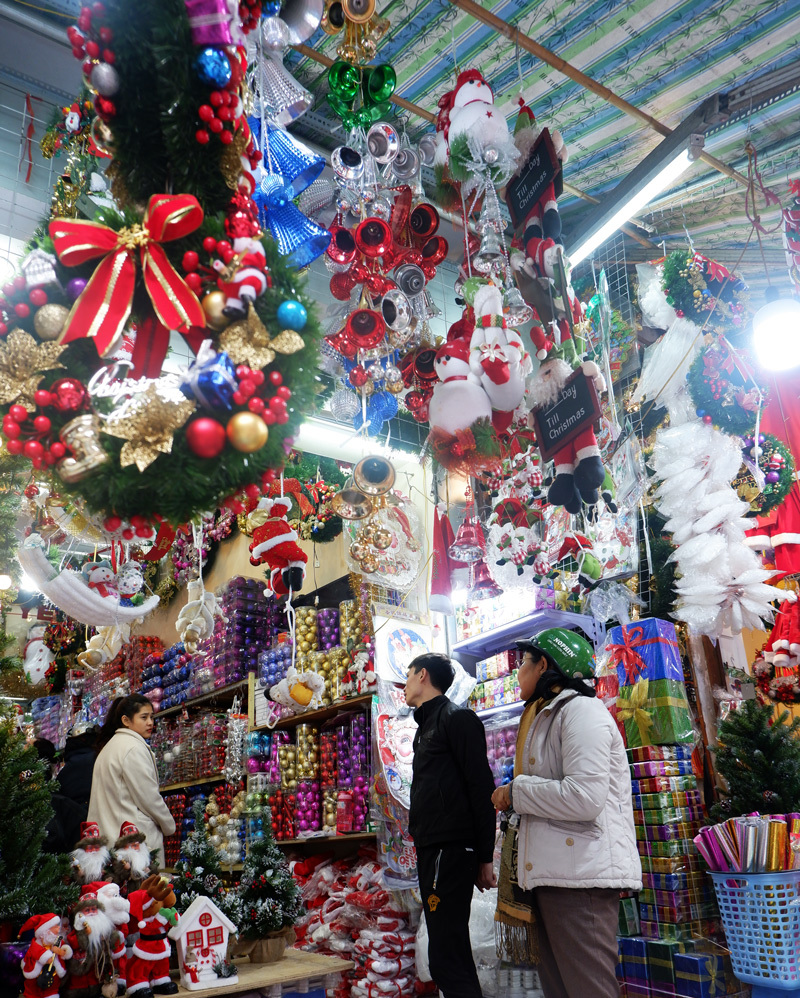 Nhộn nhịp chợ đồ Giáng sinh tại phố Hàng Mã - Ảnh 3