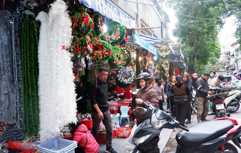 Nhộn nhịp chợ đồ Giáng sinh tại phố Hàng Mã - Ảnh 6
