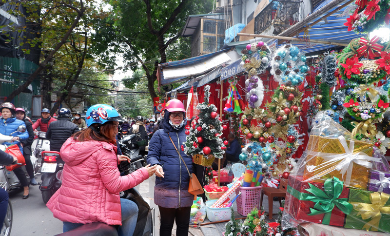 Nhộn nhịp chợ đồ Giáng sinh tại phố Hàng Mã - Ảnh 8