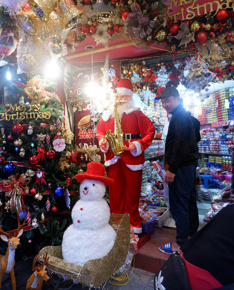 Nhộn nhịp chợ đồ Giáng sinh tại phố Hàng Mã - Ảnh 9