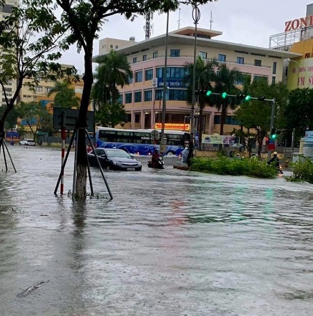 Mưa lớn kéo dài, Đà Nẵng chìm trong biển nước - Ảnh 9