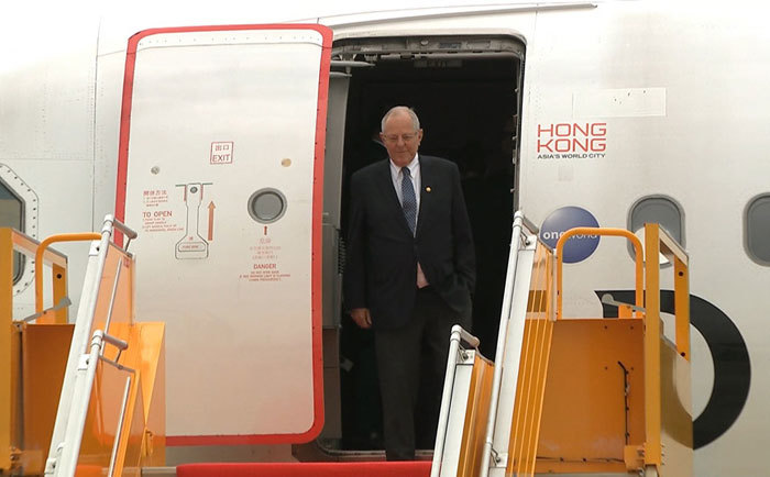 Tổng thống Peru đi dự APEC bằng máy bay thương mại - Ảnh 1