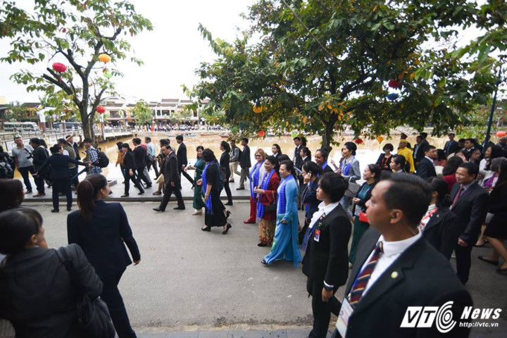 Phu nhân, phu quân lãnh đạo APEC thích thú chụp ảnh tại Hội An - Ảnh 4