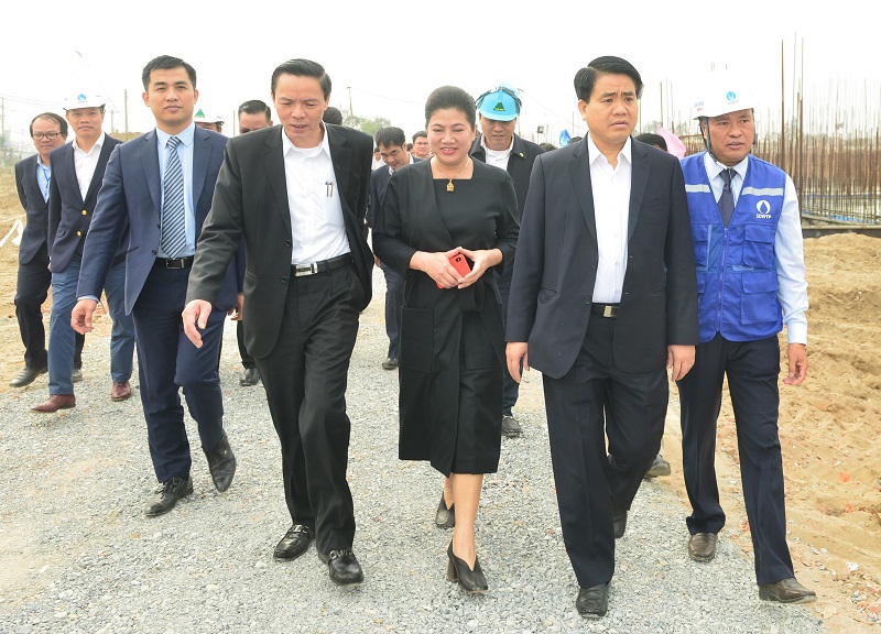 Chủ tịch Nguyễn Đức Chung kiểm tra tiến độ dự án Nhà máy nước mặt sông Đuống - Ảnh 2