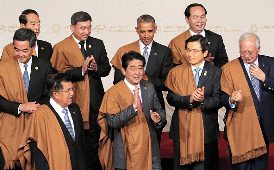 Trang phục truyền thống của các nước chủ nhà APEC những năm qua - Ảnh 4