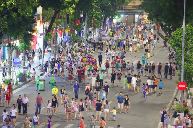 Quy hoạch phố đi bộ phục vụ phát triển kinh tế đêm tại Hà Nội: Không đơn giản là việc ngăn đường cấm xe - Ảnh 1