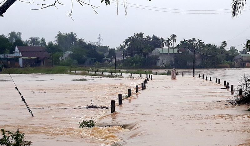 Quảng Ngãi: Sạt lở do mưa lớn kéo dài, nhiều tuyến đường bị chia cắt - Ảnh 1
