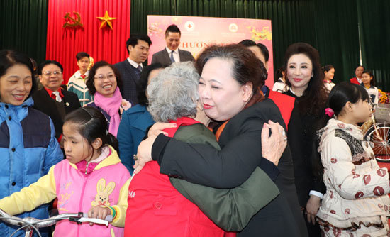 Chủ tịch HĐND TP Nguyễn Thị Bích Ngọc tặng quà cho các hộ nghèo huyện Phú Xuyên - Ảnh 9