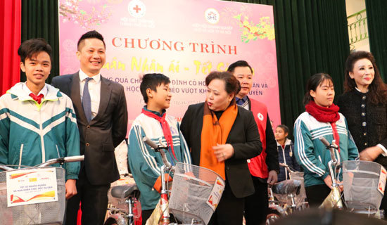 Chủ tịch HĐND TP Nguyễn Thị Bích Ngọc tặng quà cho các hộ nghèo huyện Phú Xuyên - Ảnh 8