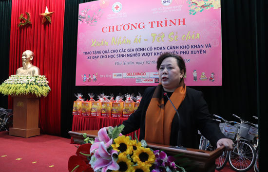 Chủ tịch HĐND TP Nguyễn Thị Bích Ngọc tặng quà cho các hộ nghèo huyện Phú Xuyên - Ảnh 1