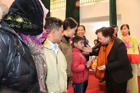 Chủ tịch HĐND TP Nguyễn Thị Bích Ngọc tặng quà cho các hộ nghèo huyện Phú Xuyên - Ảnh 6