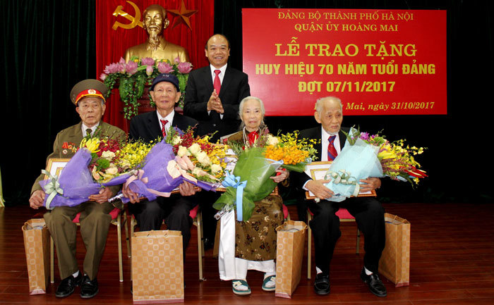 Quận Hoàng Mai: Trao tặng Huy hiệu 70 năm tuổi Đảng cho các đảng viên - Ảnh 1