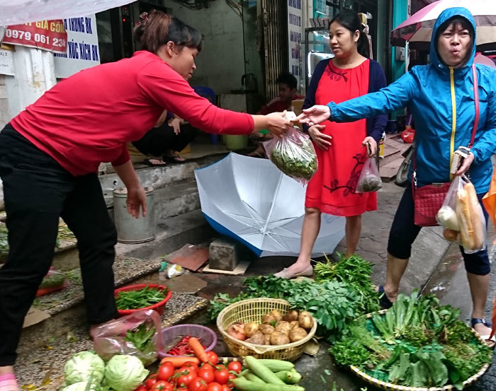 Hà Nội: Giá rau xanh tăng gấp 2 lần so với trước mưa lũ - Ảnh 3