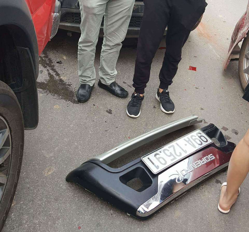 Hà Nội: Ô tô đâm liên hoàn trên đường Lê Văn Lương, 1 thanh niên bắn ra đường - Ảnh 3