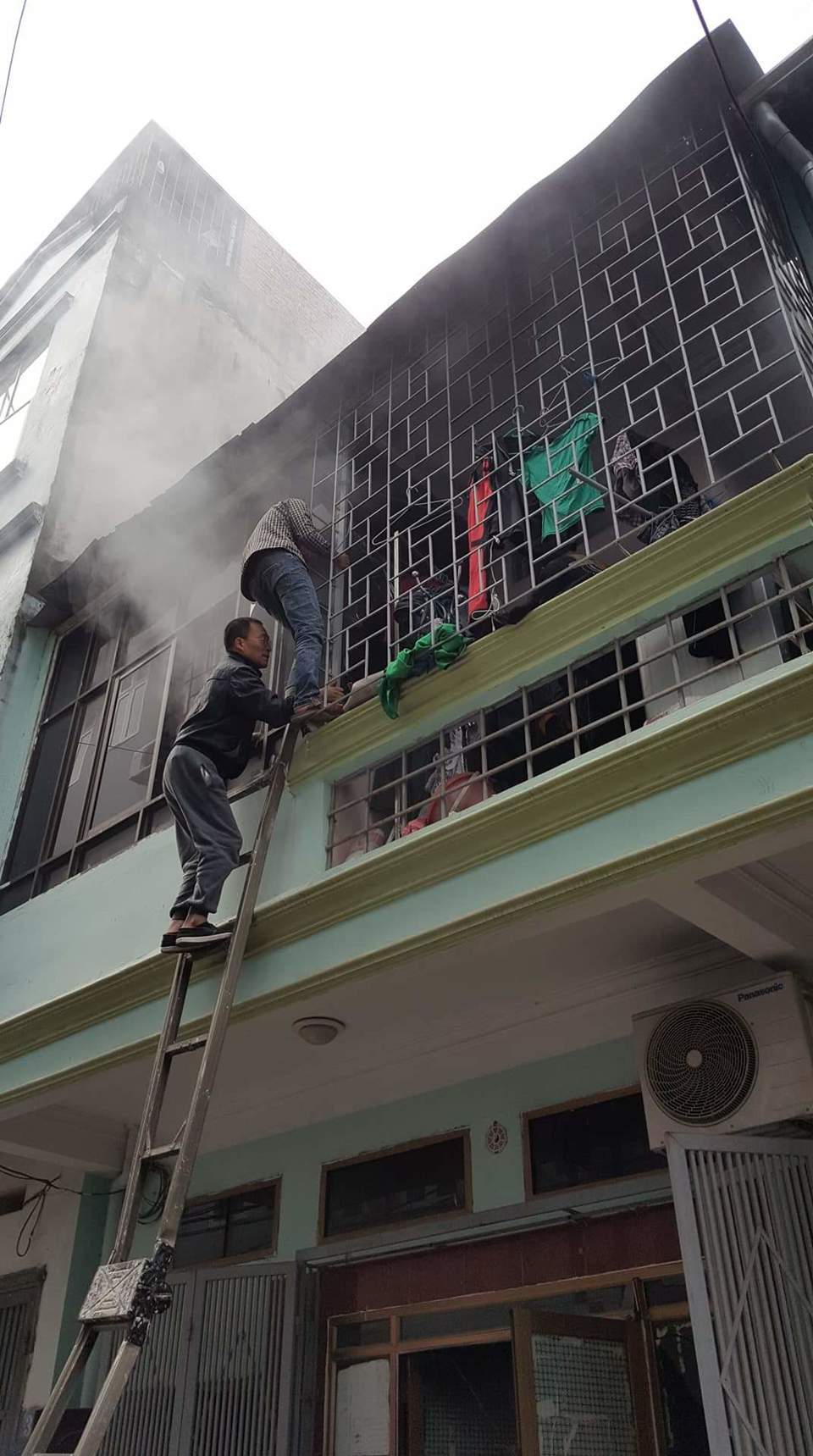 Cháy nhà 2 tầng ở Hà Đông, người dân phá cửa cứu nam thanh niên ngạt khói - Ảnh 4